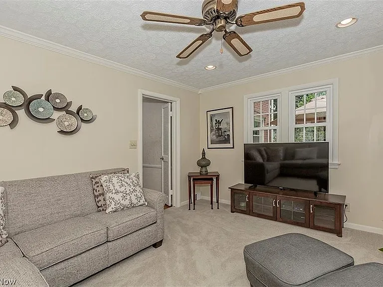 2415 Fenwick Rd — Photo 10