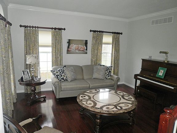 Formal LR w/Hardwood floors & Crown Molding