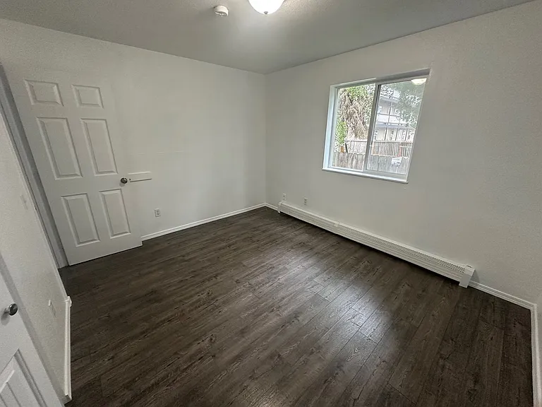 3404 Thompson Ave — Photo 5