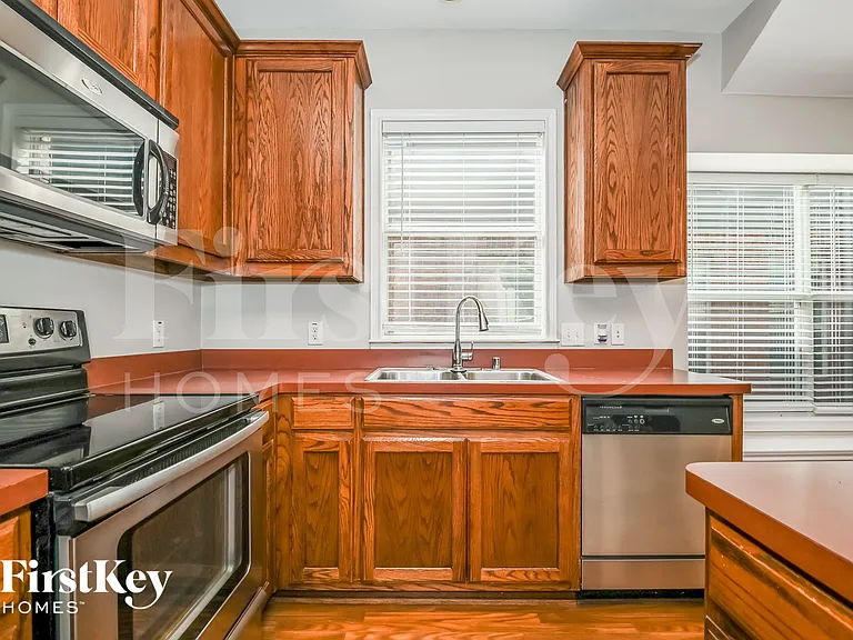 1309 Honeywood Ln — Photo 6