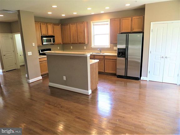 4th image of 827 Freeland Ct
