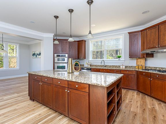 5th image of 13022 Edsel Dr