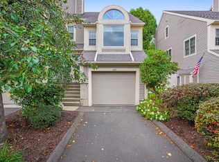 122 Paugusett Cir, Trumbull, CT 06611