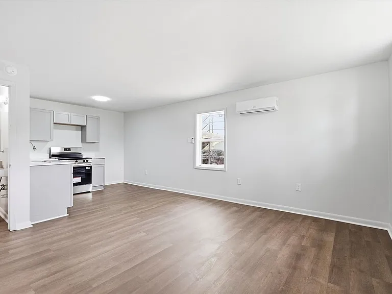 924 W Huntington Ave — Photo 6