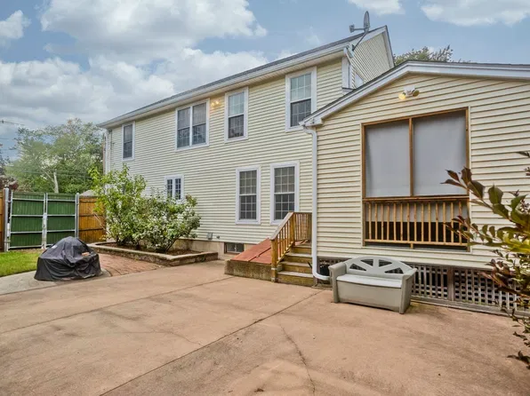 76 Somers Rd, East Longmeadow, MA 01028