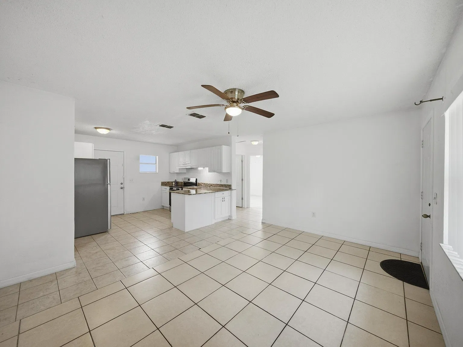 421 NE 26th Ct — Photo 3