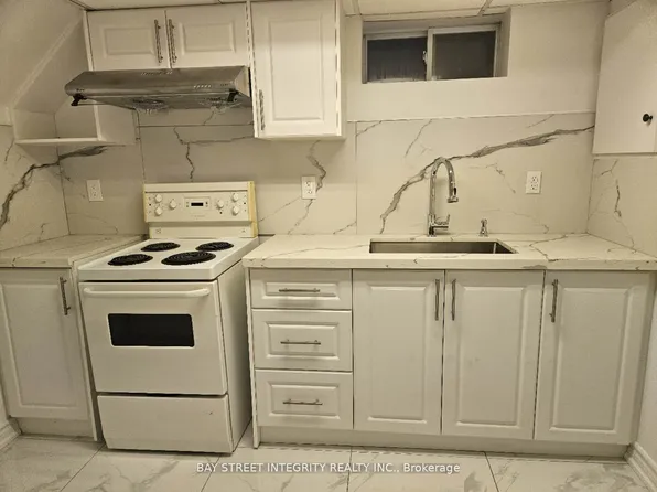 65 Walter Ave #Basement, Newmarket, ON L3Y 2T4