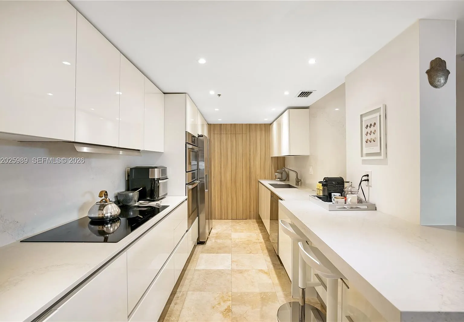 Courvoisier Courts Condo — Photo 2