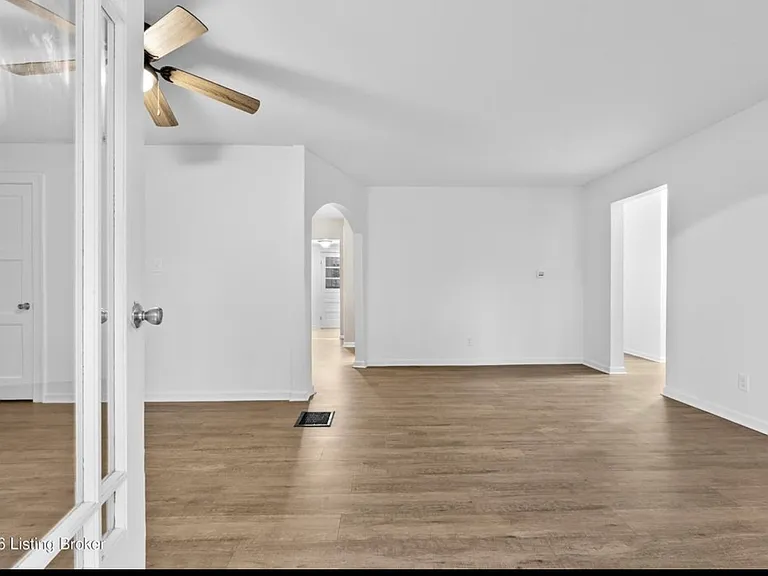 2576 Martin Ave — Photo 3