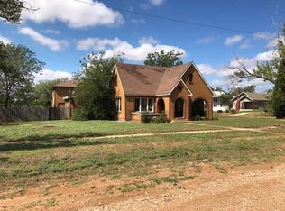 208 E Johnston St, Rotan, TX 79546