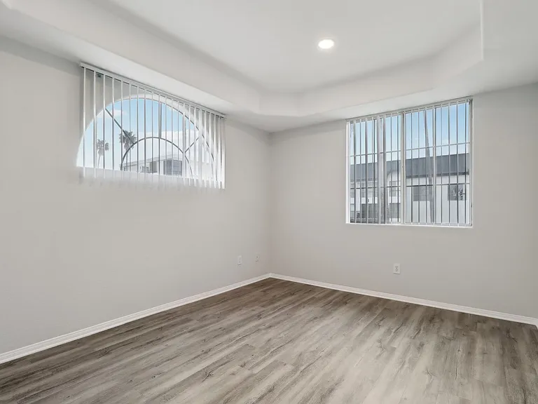 114 North Doheny Drive — Photo 34
