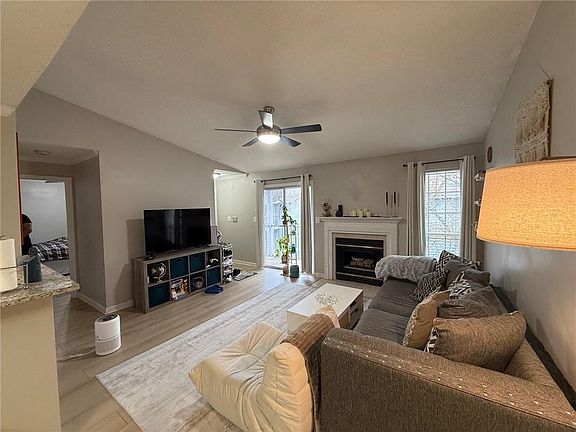 4th image of 324 Granville Ct