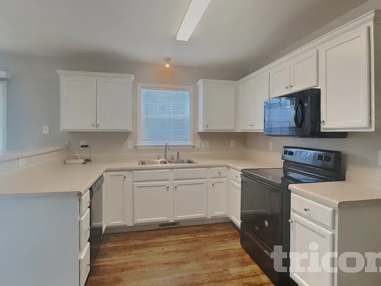 2809 Erinridge Rd — Photo 7