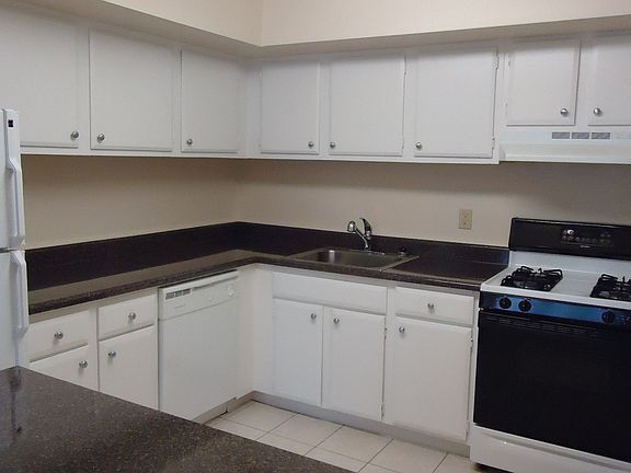 3rd image of 18 Kensington Cir APT B