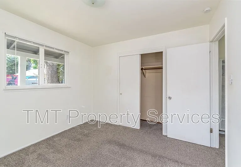 2431 33rd St — Photo 7