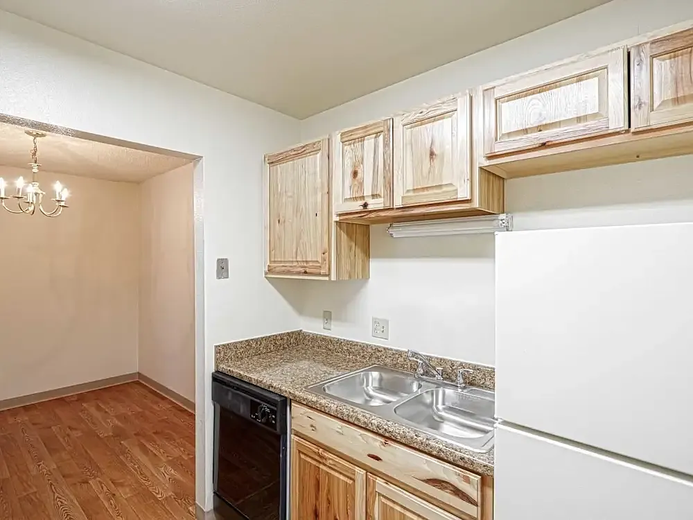 Pine Creek Apartments — Photo 3