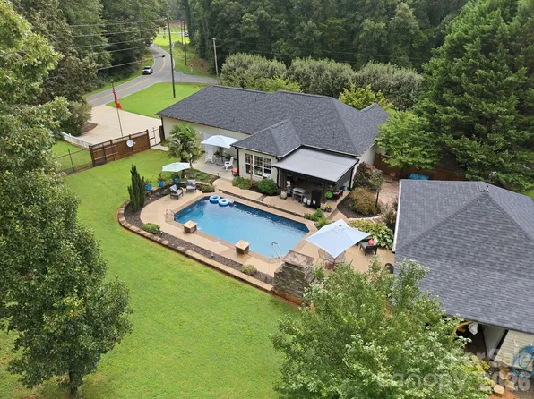 359 Huffstetler Lake Rd, Dallas, NC 28034