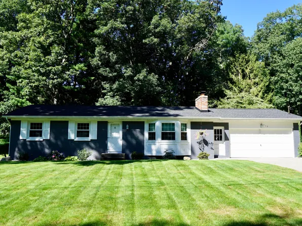 719 E Wedgewood Dr, Muskegon, MI 49445