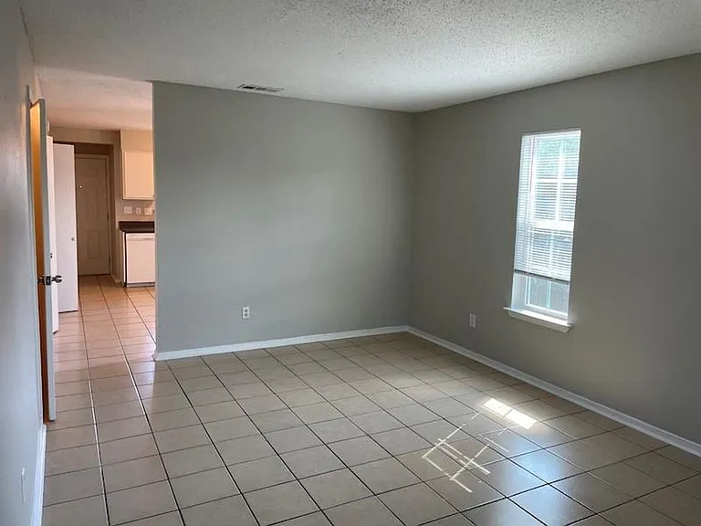 8401 Colony Loop Dr — Photo 6