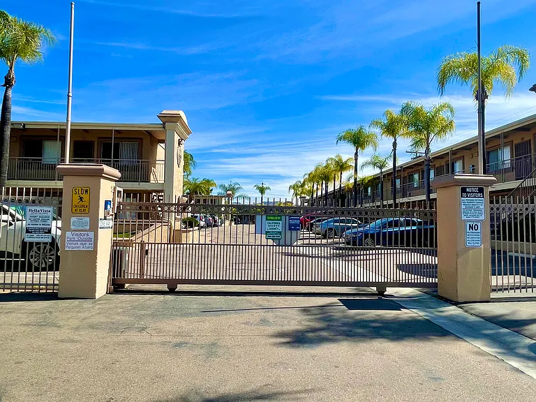 Bella Vista Apartments — Photo 8
