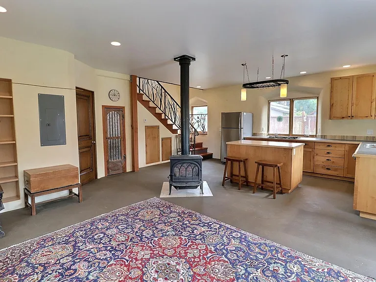 345 Niagara Ave — Photo 3