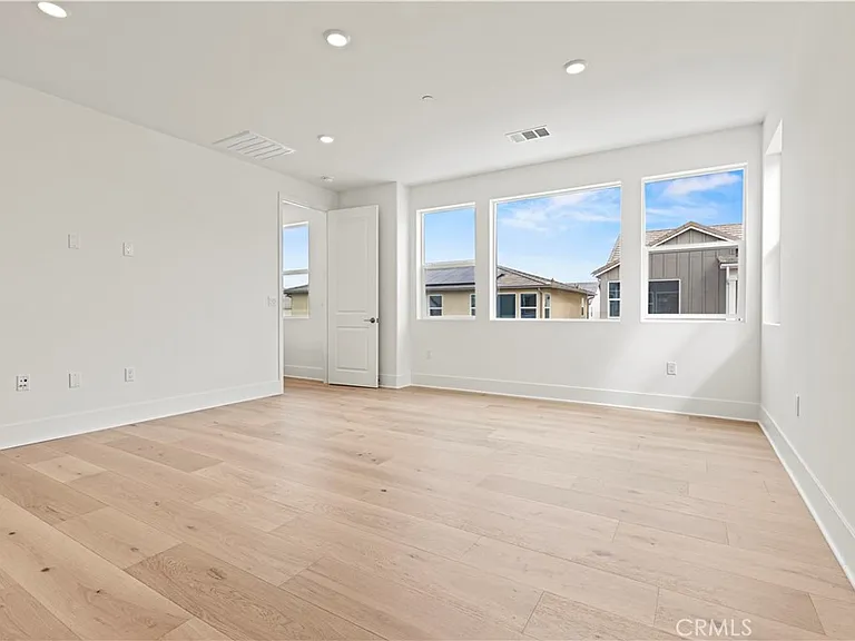 402 Shrike — Photo 26