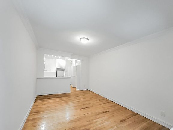 3rd image of 226 E 74th St
