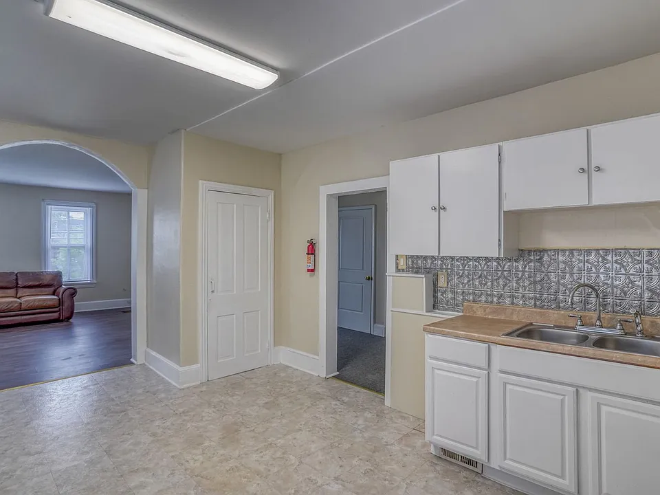 132 W Mount Vernon St