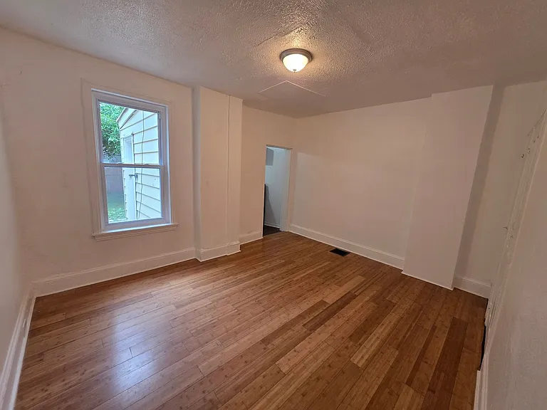 916 N Spruce St — Photo 4