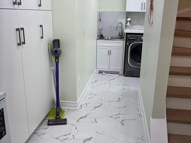 15 Leyburn Ave #BASEMENT — Photo 31