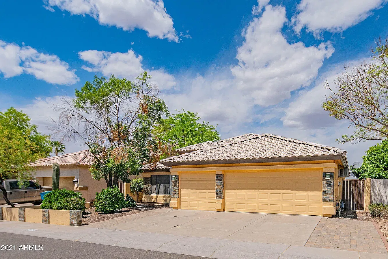 4 bed, 1899 sqft, $2,700 — Photo 1