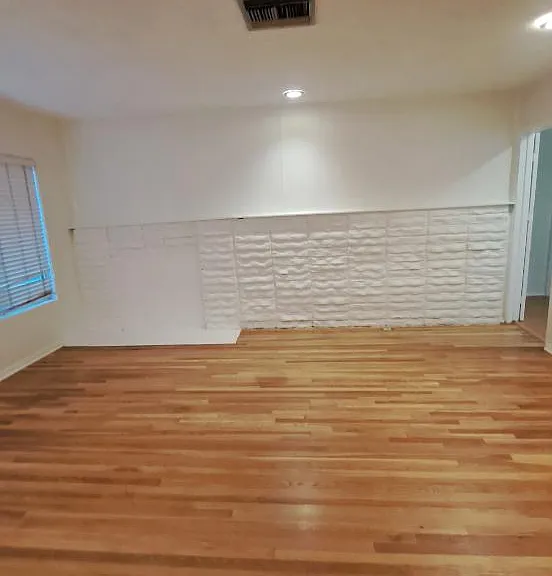 17501 Victory Blvd — Photo 11