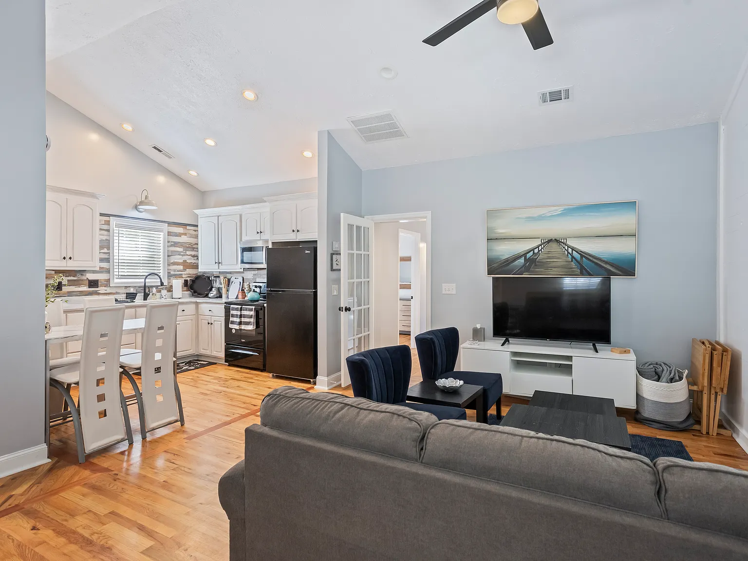 2 bed, 965 sqft, $2,550 — Photo 2