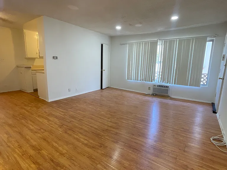 2215 N Beachwood Dr #205 — Photo 4