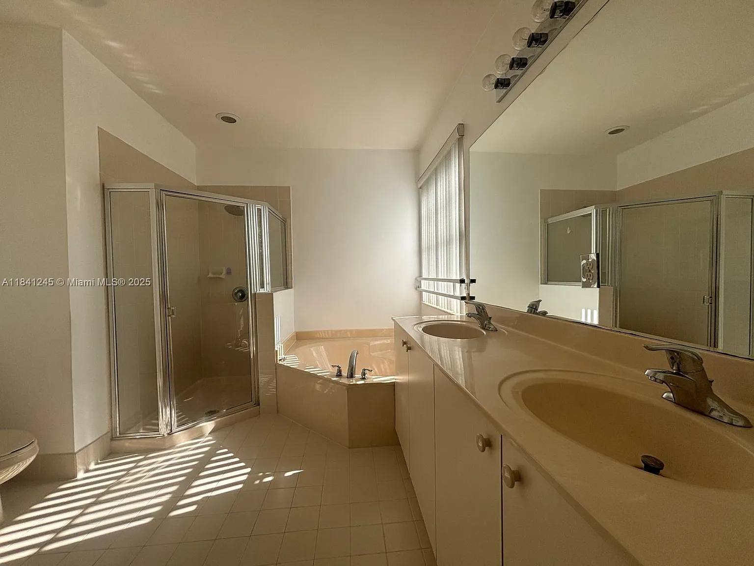 4 bed, 3.5 bath, 1900 sqft, $3,600 — Photo 3