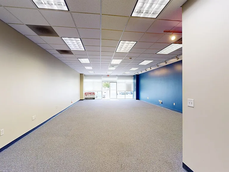 633 W Market St — Photo 3