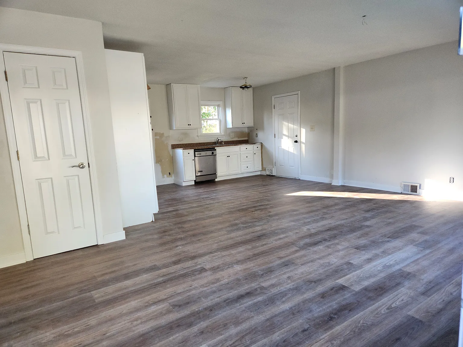 3 bed, 960 sqft, $2,000 — Photo 2