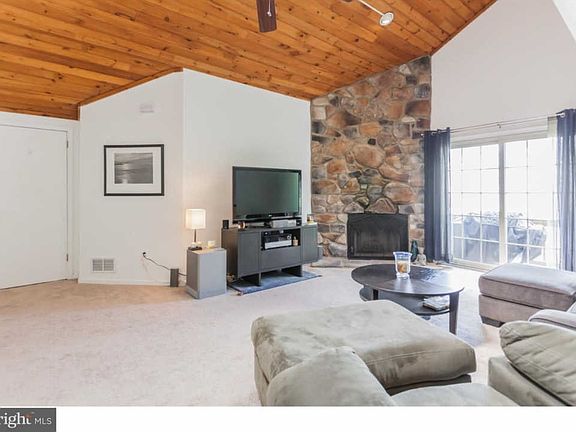5th image of 428 Brown Briar Cir