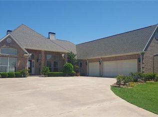 519 Kiowa Dr E, Lake Kiowa, TX 76240