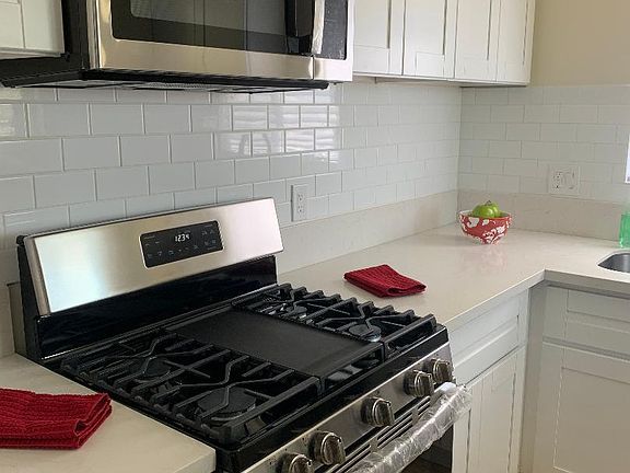 5th image of 10734 McVine Ave