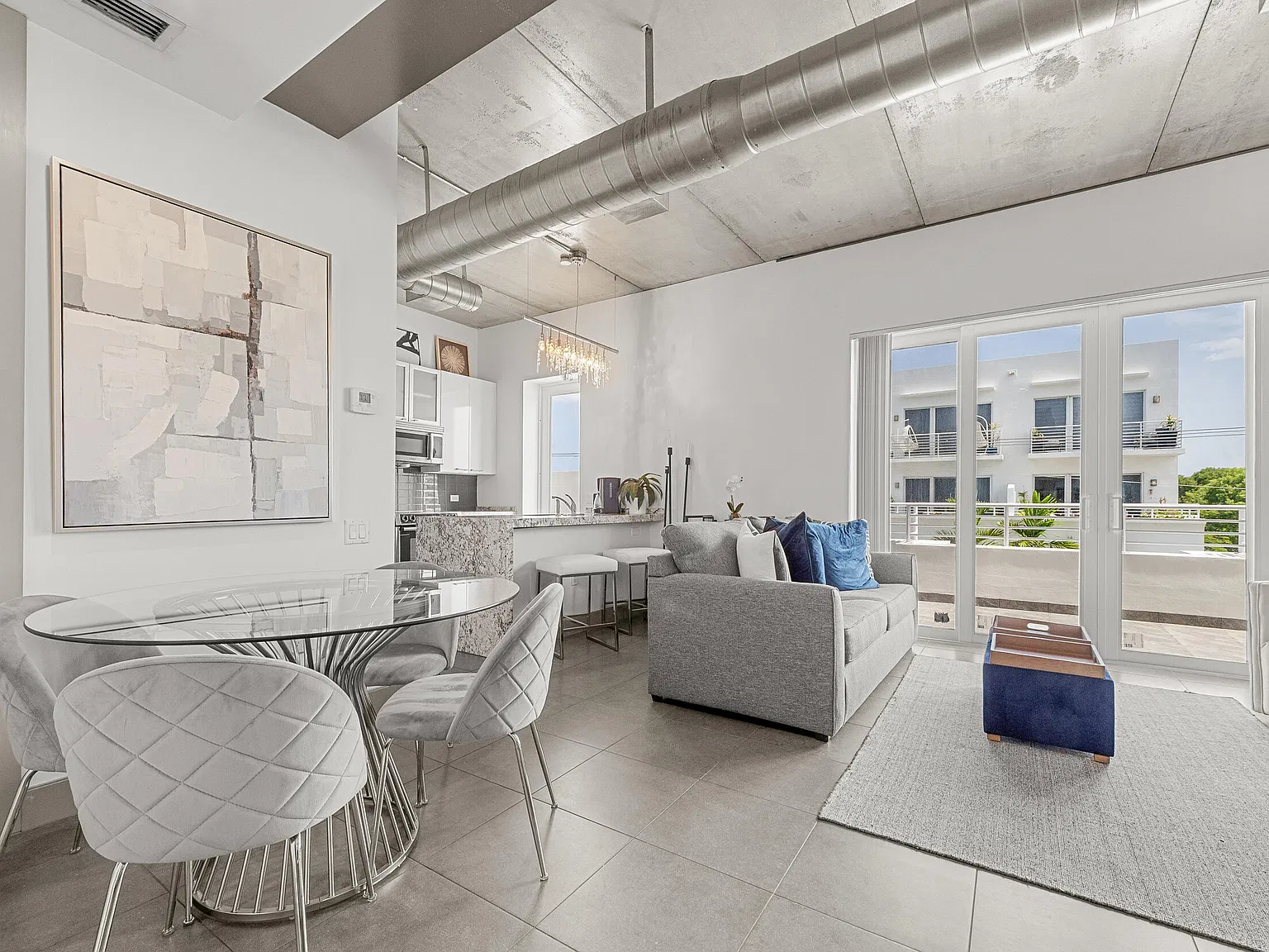 1 bed, 2.0 bath, 572 sqft, $3,590 — Photo 2