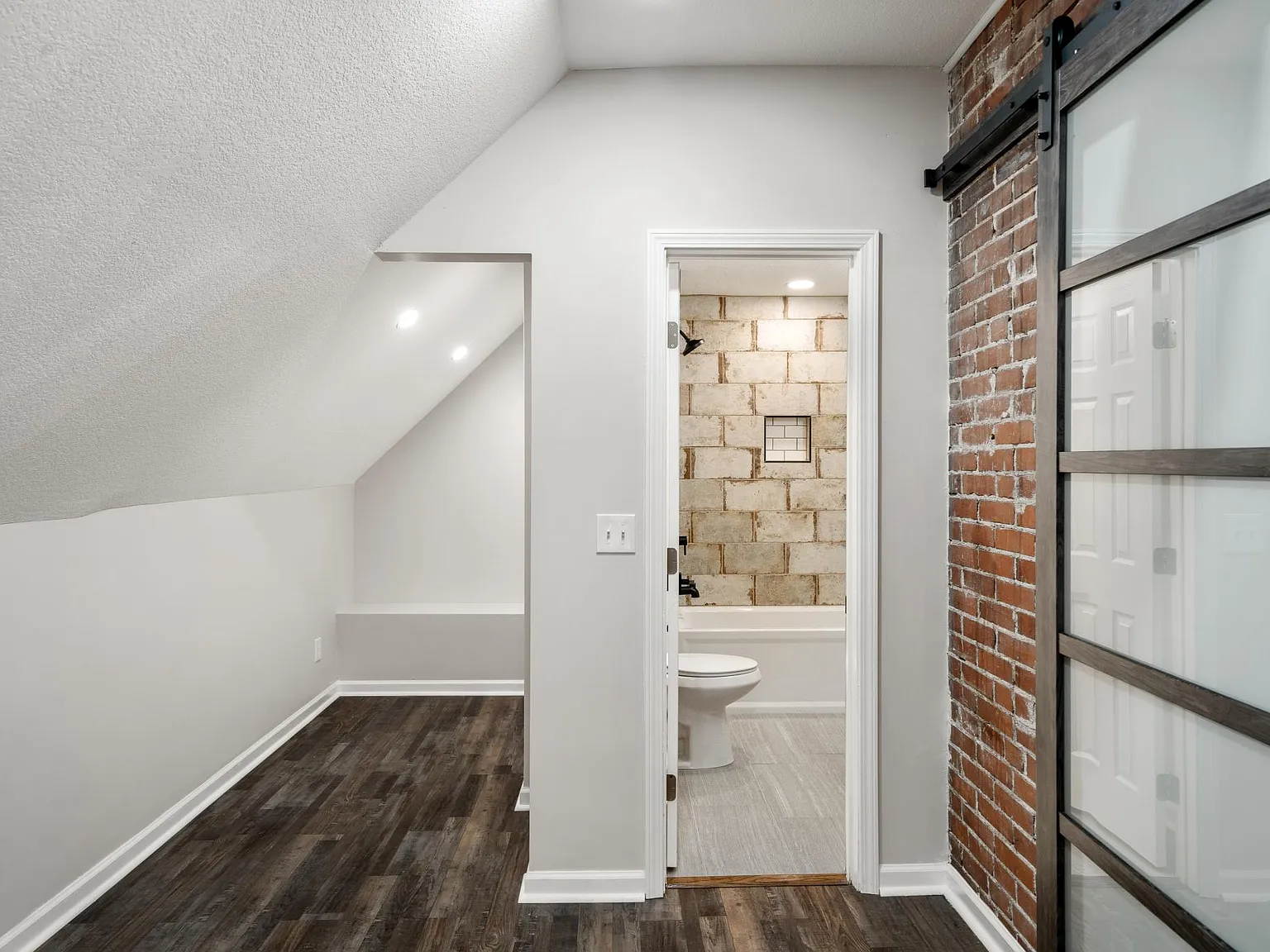 3 bed, 1817 sqft, $2,400 — Photo 2