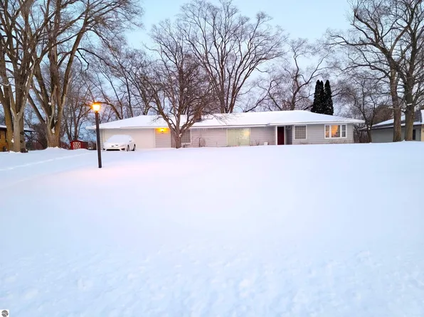 716 S Rainbow Dr, Clare, MI 48617