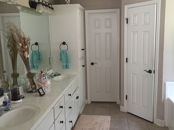 Master bath w/ 2 closets