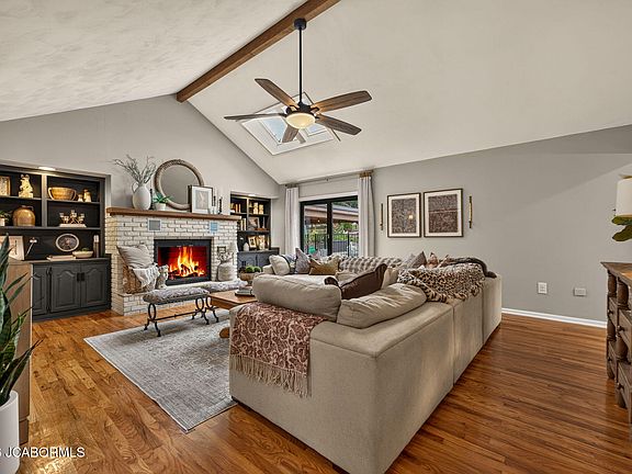 4th image of 811 Chadwick Ct