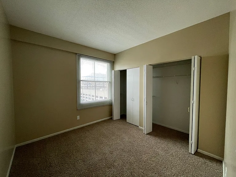 Kensington Tower Apartments — Photo 12