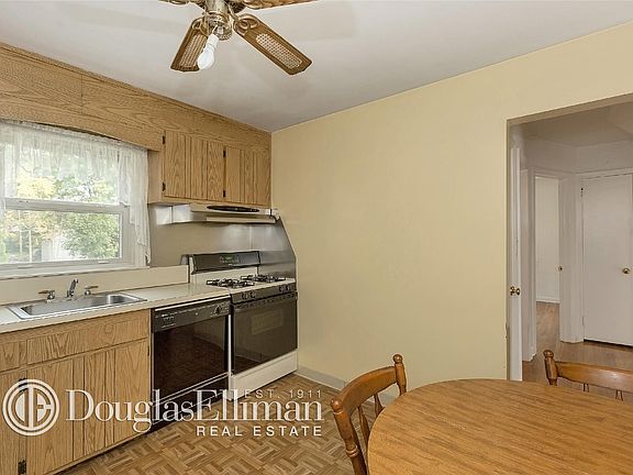 5th image of 52 E 14th St