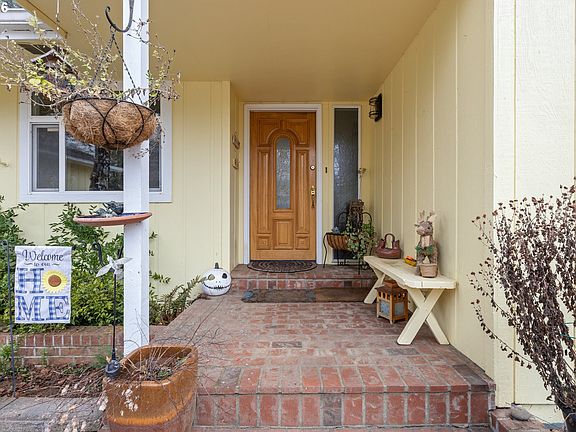 4th image of 674 Youngs Ln