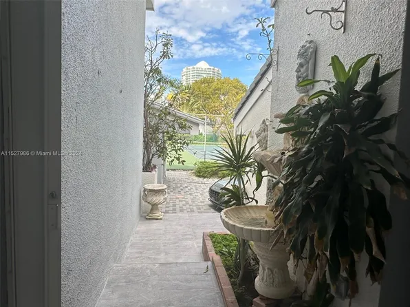 218 Poinciana Dr #208, Sunny Isles Beach, FL 33160