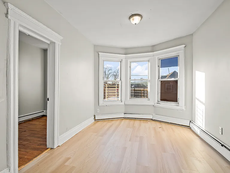 30 Wainwright St #3 — Photo 2